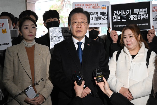 더불어민주당 이재명 대표가 26일 오전 인천 미추홀구 전세사기 피해 아파트 현장을 방문해 발언을 하고 있다.