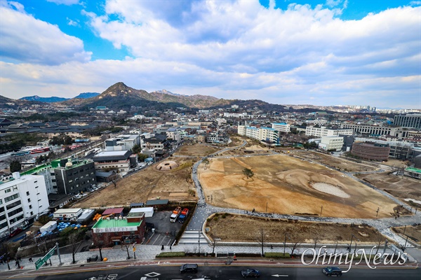 서울 종로구 열린송현 녹지광장. 왼쪽으로 경복궁과 청와대가 보인다.