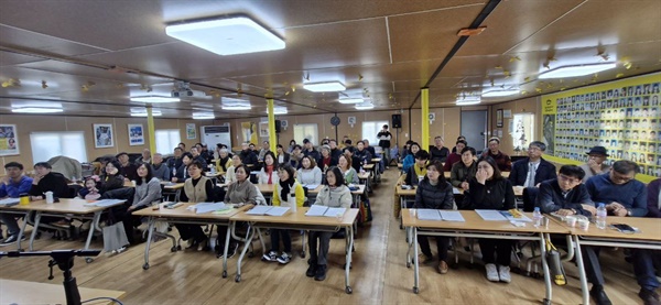 4.16합창단 대강당 연습실에서 두 합창단이 노래 연습을 위해 모였다.  