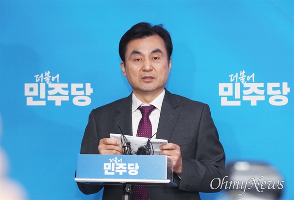 안규백 더불어민주당 전략공천관리위원장이 지난 2월 21일 서울 여의도 국회에서 제5차 전략공관위 회의결과 브리핑을 하고 있다.