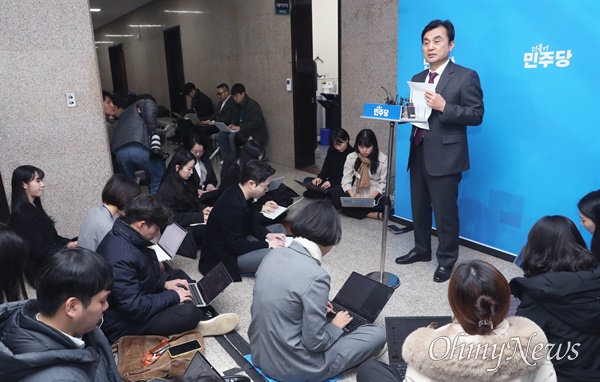 안규백 더불어민주당 전략공천관리위원장이 21일 서울 여의도 국회에서 제5차 전략공관위 회의결과 브리핑을 하고 있다.