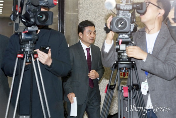 안규백 더불어민주당 전략공천관리위원장이 21일 서울 여의도 국회에서 제5차 전략공관위 회의결과 브리핑을 하기 위해 들어서고 있다.