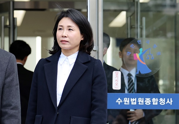2022년 제20대 대통령 선거와 관련한 공직선거법 위반 혐의로 재판에 넘겨진 더불어민주당 이재명 대표의 배우자 김혜경 씨가 26일 오후 경기 수원지법에서 열린 첫 재판에 출석했다.