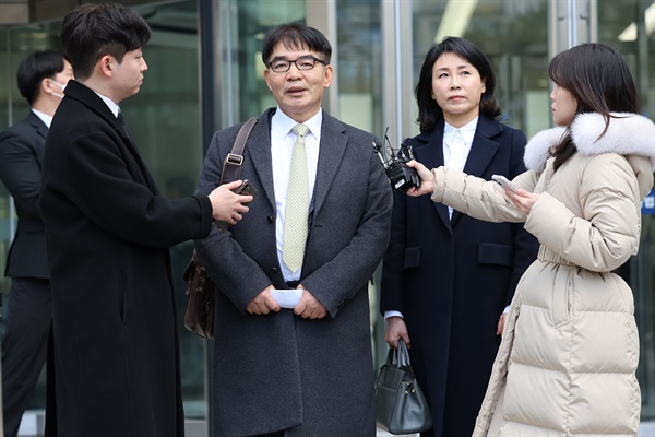 2022년 제20대 대통령 선거와 관련한 공직선거법 위반 혐의로 재판에 넘겨진 더불어민주당 이재명 대표의 배우자 김혜경 씨가 26일 오후 경기 수원지법에서 열린 첫 재판에 출석했다.