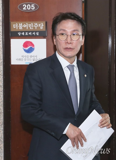 김민석 더불어민주당 총선상황실장이 23일 오후 서울 여의도 국회 당대표실을 나서고 있다.