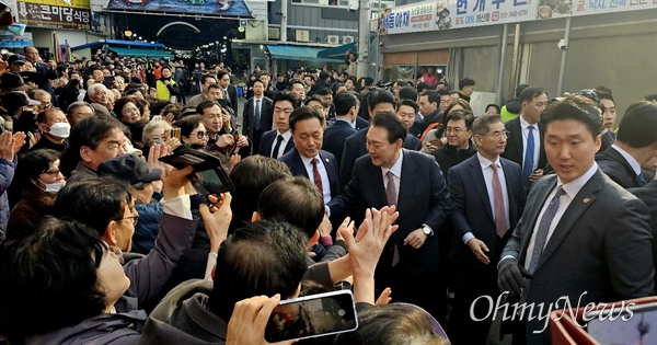 윤석열 대통령이 26일 충남 서산동부시장을 찾아 시민들을 만나고 있다.