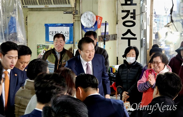 윤석열 대통령이 26일 충남 서산동부시장을 찾아 시민들을 만나고 있다.