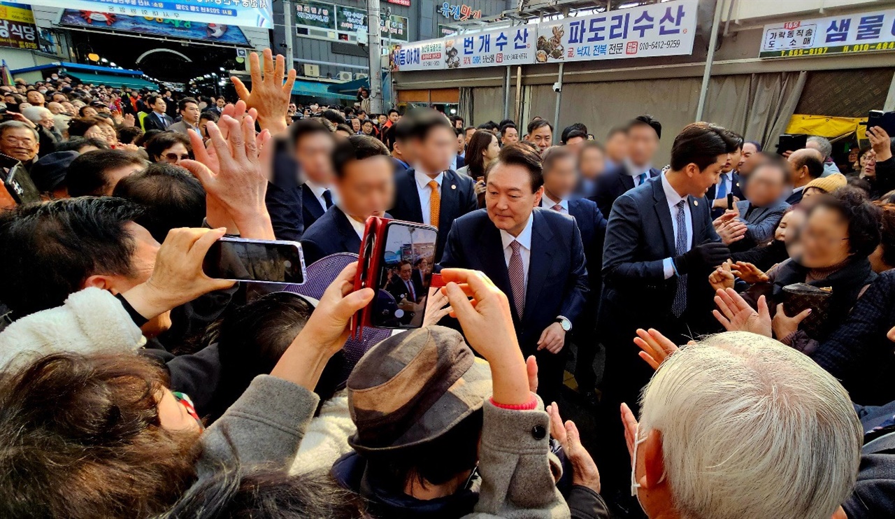  윤석열 대통령이 26일 충남 서산시 동부시장을 방문해 상인들과 만났다.