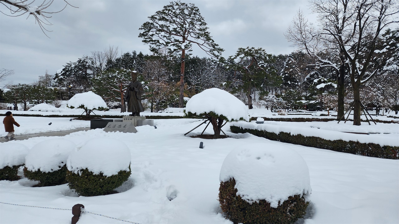 겨울왕국에 이율곡 동상이 서 있다.
