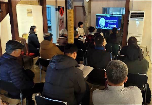 인천관동갤러리에서 영상강의를 듣는 참석자들