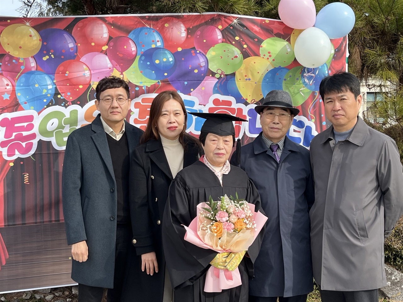 인화고등학교 졸업생 이임순 씨와 가족 기념사진