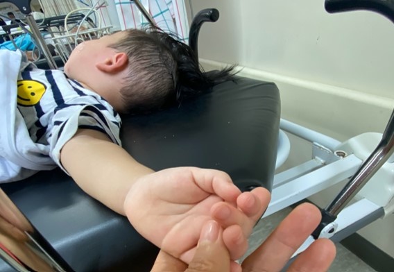 서귀포의료원 응급실에서 엄효미 씨가 아이 손을 잡고 있다.  