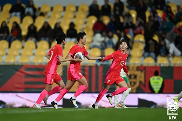 만회골 넣은 손화연 한국 여자축구 국가대표팀이 28일(한국시간) 포르투갈 에스토릴 이스타디우 안토니우 코임브라 다모타에서 열린 포르투갈과의 친선경기에서 1-5로 패배했다. 사진은 만회골을 넣은 손화연이 기뻐하고 있다. (대한축구협회 제공)