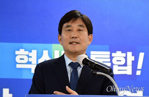 정현태 더불어민주당 대전 중구 예비후보가 28일 민주당대전시당에서 기자회견을 하고 있다.