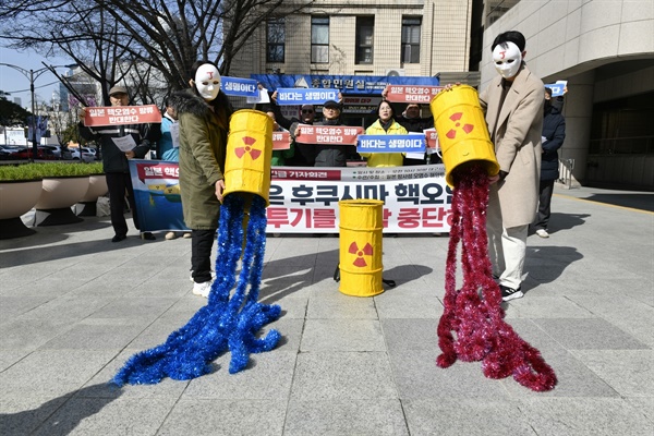 일본의 핵오염수 방류 반대 퍼포먼스. 일본이라는 탈을 쓴 활동가들이 핵드럼통에 든 오염수를 바다에 방류하고 있다.  