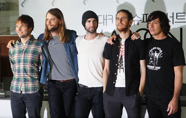  지난 2011년 두 번째 내한 공연을 앞두고 있는 미국의 5인조 록 밴드 마룬파이브(Maroon 5)가 서울 광진구 W서울워커힐호텔에서 열린 기자회견에서 포즈를 취하고 있다(2011.5.25).