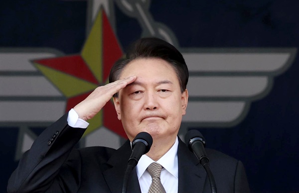 윤석열 대통령이 28일 충북 괴산군 육군학생군사학교에서 열린 2024년 학군장교 임관식에서 임관 소위들로부터 거수 경례를 받고 있다. 