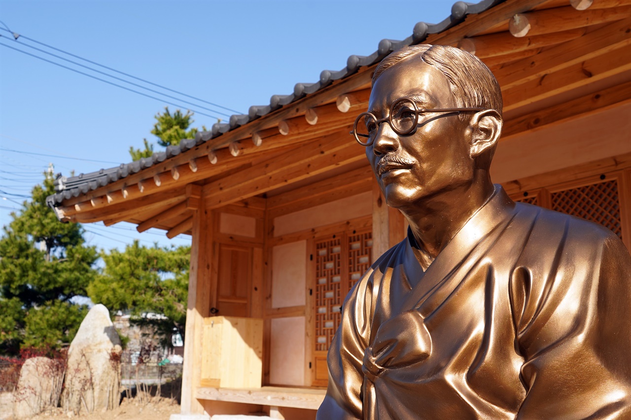 2월 14일 개관한 생가전시관에 주기철 목사의 동상이 봄볕을 쬐듯 앉아 있다. 