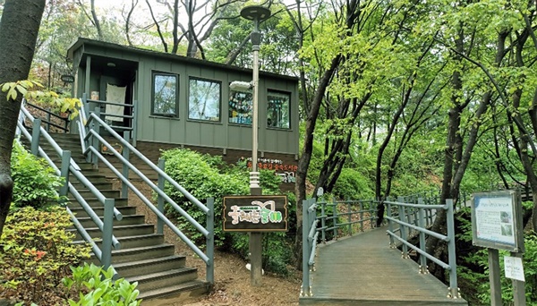 서달산숲속도서관 글헤는숲은 동작구청과 주민단체 꿈꾸는도토리간 협약에 따라 운영되고 있는 작은도서관이다. 