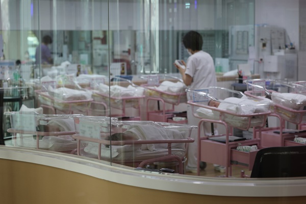 분기 출산율이 처음으로 0.6명대로 떨어지며 저출산 현상이 이어지고 있는 가운데 28일 오후 서울 시내 한 산후조리원 신생아실에서 한 관계자가 신생아를 돌보고 있다.