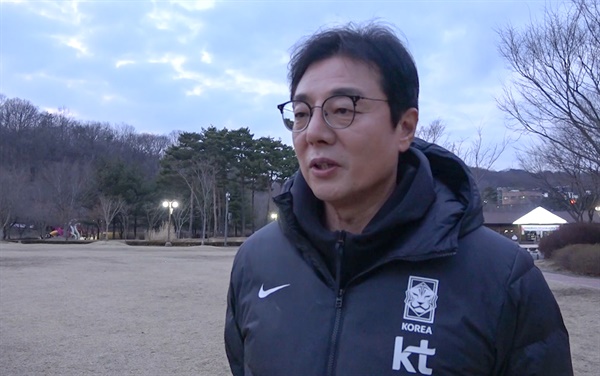  3월 A매치 기간 국가대표팀을 지휘할 임시 감독으로 선임된 황선홍 23세 이하(U-23) 축구 대표팀 감독이 27일 소감을 밝히고 있다. 