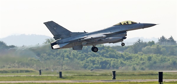 2020년 6월 9일 오후 충남 서산 공군 제20전투비행단에서 열린 '지능형 스마트 부대 시연 행사'에서 KF-16이 이륙하고 있다.
