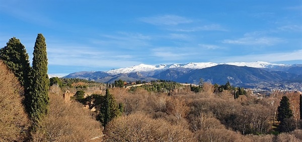 스페인에서 가장 따뜻한 지역인 그라나다 알함브라에서 바라보는 설산의 느낌은 경이롭기도 하고 신비롭기도 하다