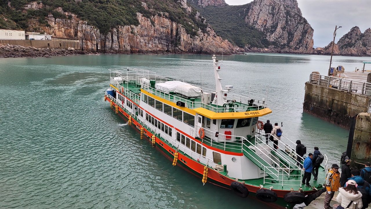 2024년 2월 말, 홍도 유람선에 승선하는 관광객들. 