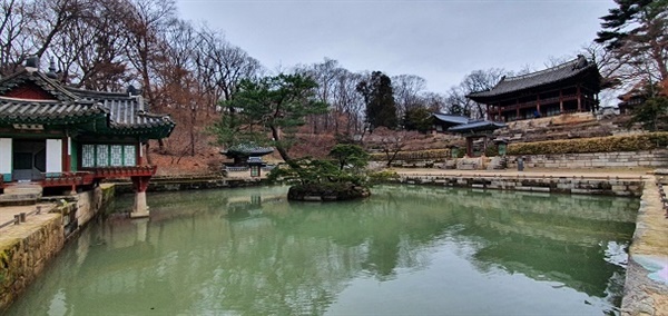 한국의 전통정원은 자연과의 일치를 추구한다. 주변의 지세를 잘 활용하여 만든 창닥궁 비원의 부용지 일원