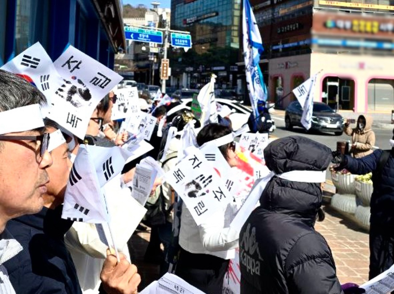  서산태안진보시민행동연대는 1일 서산시청 앞에서 ‘식민통치 항거, 독립선언 3.1절 기념 서산태안 윤석열 거부선언’ 대회를 개최했다.