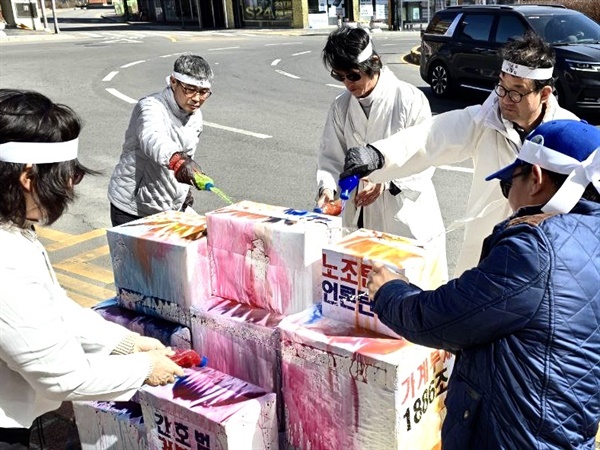  서산태안진보시민행동연대는 1일 서산시청 앞에서 ‘식민통치 항거, 독립선언 3.1절 기념 서산태안 윤석열 거부선언’ 대회를 개최했다. 회원들이 윤석열 정부의 실정이 담긴 종이박스에 물감을 뿌리고 있다. 