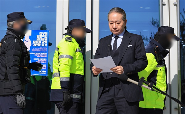  주수호 대한의사협회(의협) 비상대책위원회 언론홍보위원장이 1일 오후 서울 용산구 의협 회관 앞에서 경찰의 압수수색과 관련해 입장을 밝히기 위해 회관에서 나오고 있다.