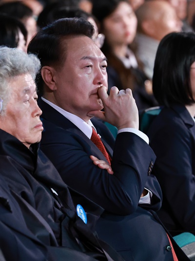 윤석열 대통령이 1일 서울 중구 유관순 기념관에서 열린 제105주년 3.1절 기념식에서 기념 공연을 바라보고 있다. 