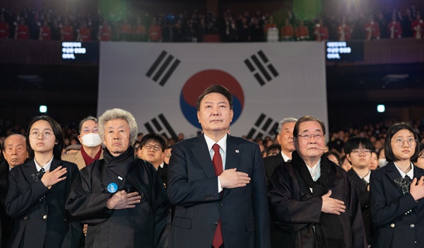 윤석열 대통령이 1일 서울 중구 유관순 기념관에서 열린 제105주년 3.1절 기념식에서 국기에 경례하고 있다.