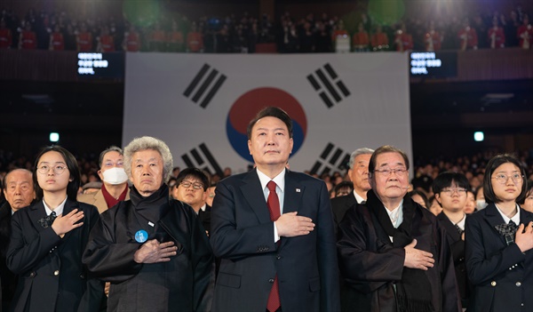  윤석열 대통령이 1일 서울 중구 유관순 기념관에서 열린 제105주년 3.1절 기념식에서 국기에 경례하고 있다.