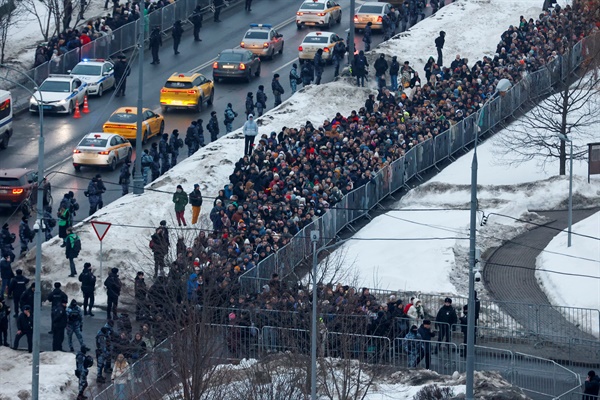 2024년 3월 1일 러시아 모스크바에서 러시아 반정부 운동가 알렉세이 나발니의 장례식이 열린 뒤 사람들이 보리소프스코예 묘지에 들어가기 위해 줄을 서 있다. 경찰은 경계를 쳐놨다. 