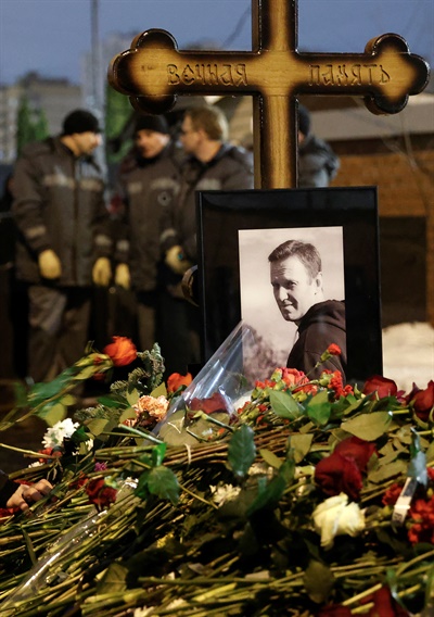 2024년 3월 1일 러시아 모스크바의 보리소프스코예 공동묘지에서 열린 러시아 반정부 정치인 알렉세이 나발니의 장례식이 끝난 후 사람들이 그의 무덤에 헌화하고 있다.