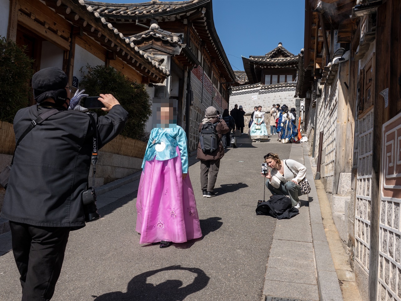 한 외국인 관광객이 사진 촬영하는 모습을 다시 촬영하고 있다.