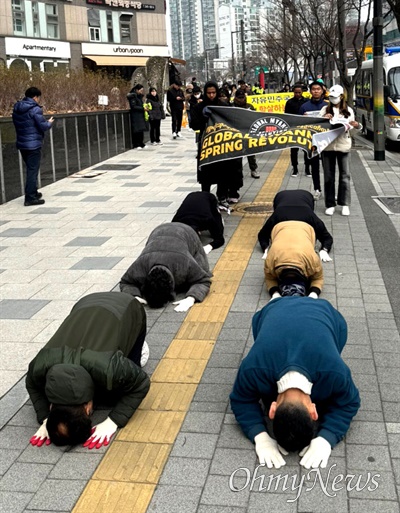  3일 오후 서울 성동구 옥수동에 있는 주한미얀마대사관 (국방)무관부 주변에서 열린 “쿠데타 군부 규탄 삼보일배”.