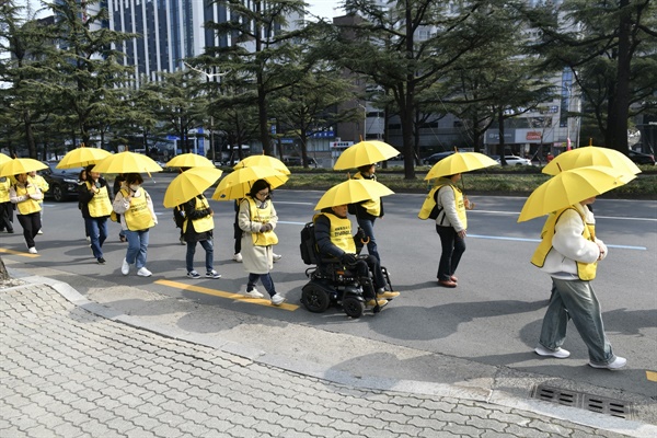 참가자들이 노란우산을 쓴 채로 대구시내 전역을 행진하고 있다. 