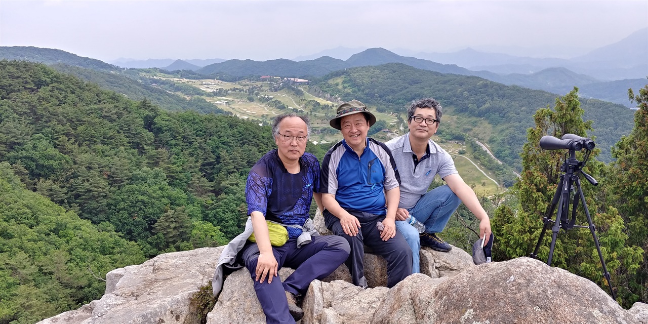 소성리 달마산 정상에서 사드 기지를 배경으로.(맨 왼쪽이 최병현, 2019년 4월 20일)
