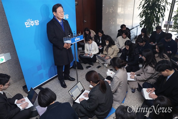 이재명 더불어민주당 대표가 4일 오전 서울 여의도 국회 당대표실 앞에서 기자들의 질문에 답하고 있다.