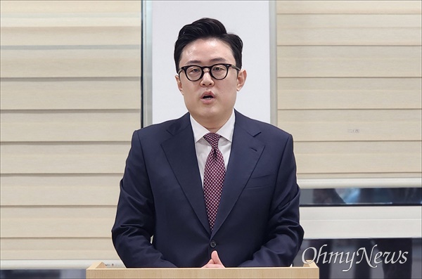 국민의힘 영입인재인 채원기 변호사가 4일 대전시의회에서 대전 중구 출마를 선언하고 있다.