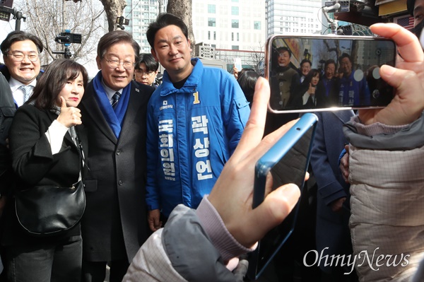 이재명 더불어민주당 대표와 곽상언 종로구 후보가 4일 오후 서울 종로구 창신동 일대에서 한 시민과 기념사진을 찍고 있다.