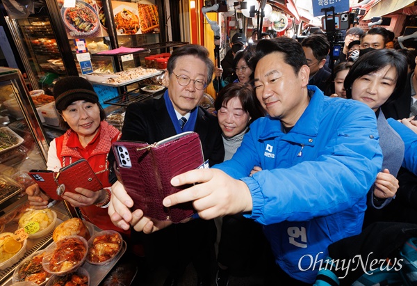 이재명 더불어민주당 대표와 서울 종로에 출마하는 곽상언 변호사가 4일 오후 서울 종로구 창신시장을 찾아 시민들과 사진을 찍고 있다.