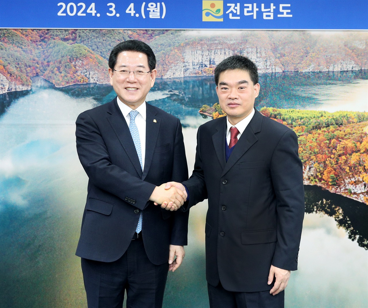 김영록 전남지사(왼쪽)와 꾸징치 신임 주광주중국총영사