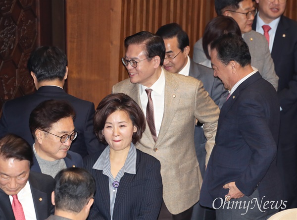 '돈봉투 수수 의혹'에 휩싸인 정우택 돈봉투 수수 의혹에 휩싸인 정우택 국민의힘 의원이 지난 29일 쌍특검법 재의결을 앞둔 국회 본회의에 참석해 동료 의원들과 대화하고 있다. 