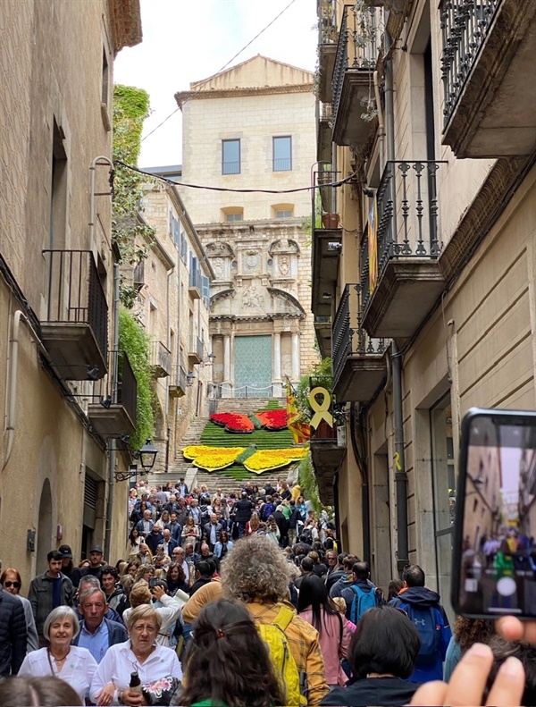 꽃 축제가 열리는 지로나 거리. 카탈루냐 깃발과 함께 걸린 노란 리본은 카탈루냐의 독립을 상징한다.