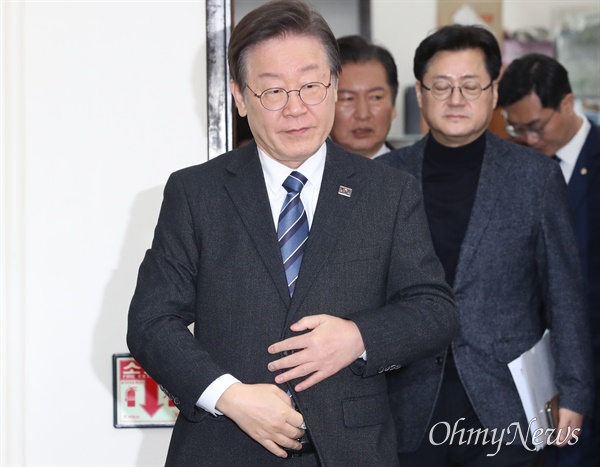 이재명 더불어민주당 대표가 3월 4일 오전 서울 여의도 국회에서 열린 최고위원회의에 참석하고 있다.