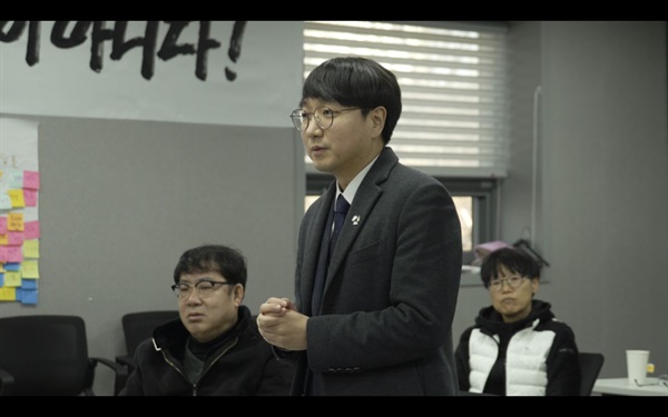 한국옵티칼하이테크 노동조합 사무실에서 열린 시민간담회에 이동민 변호사가 참석해 자기소개를 하고 있다.